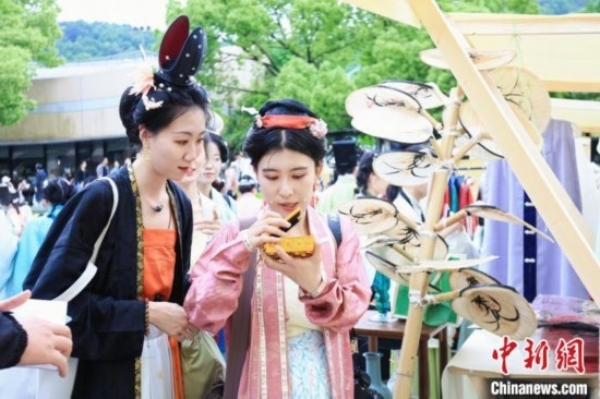 漢服愛好者逛集市。中國絲綢博物館 供圖