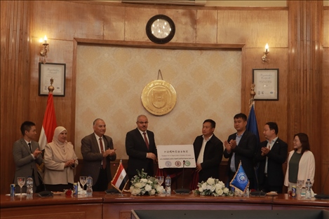 蘇伊士運(yùn)河大學(xué)語(yǔ)音教室正式揭牌。蘇伊士運(yùn)河大學(xué)孔子學(xué)院供圖