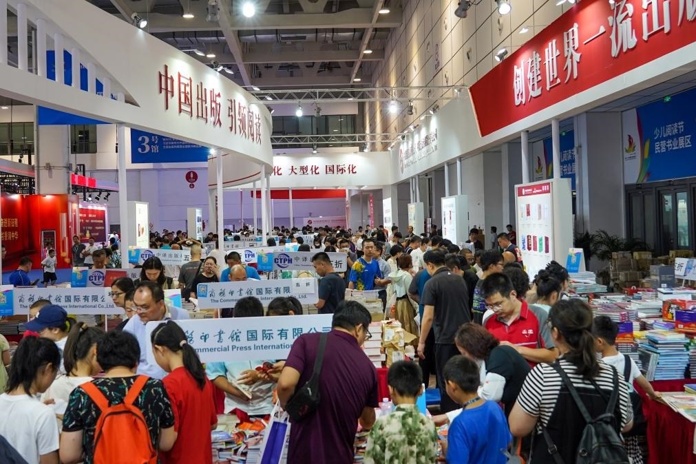 2023年7月31日，在第31屆全國圖書交易博覽會上，讀者在閱覽選購新書。新華社記者 朱崢 攝