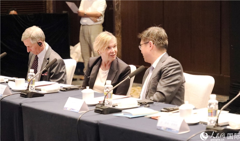 宣介會上，中外官員親切交談。人民網(wǎng)記者趙益普攝
