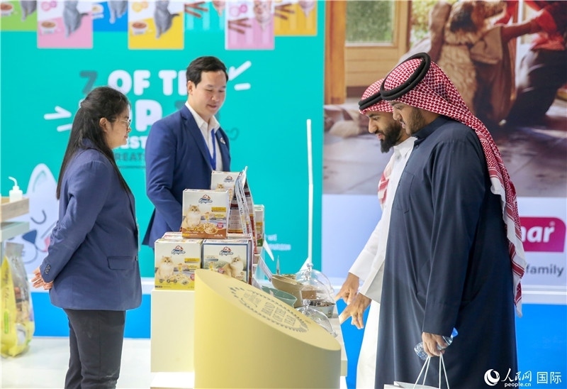 圖為當(dāng)?shù)乜蜕淘谥袊髽I(yè)展位前參觀，塔里克·易卜拉欣攝 (2)