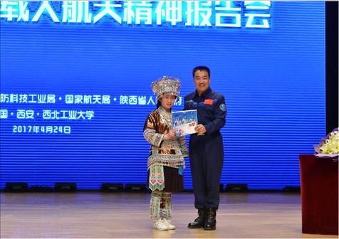 韋知月(化名)在西北工業(yè)大學(xué)與英雄航天員張曉光合影。受訪者供圖