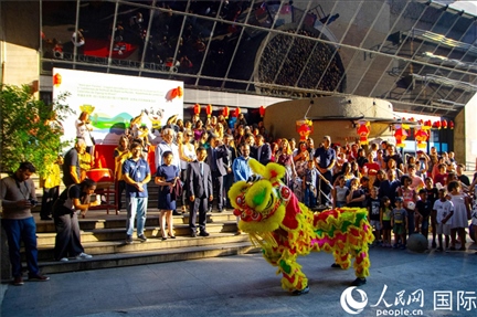 巴西民眾在里約天文館前觀看舞獅表演。四川省文化和旅游廳供圖。