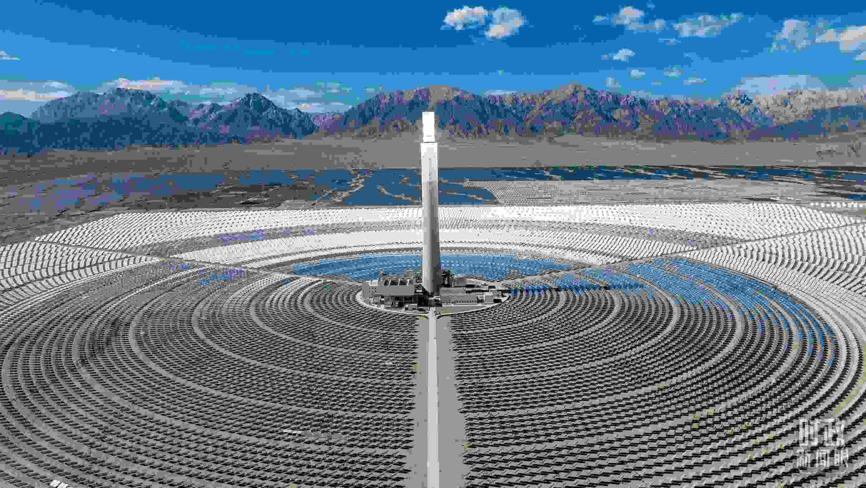 △青海海西德令哈塔式熔鹽儲(chǔ)能光熱發(fā)電廠。（圖/視覺(jué)中國(guó)）