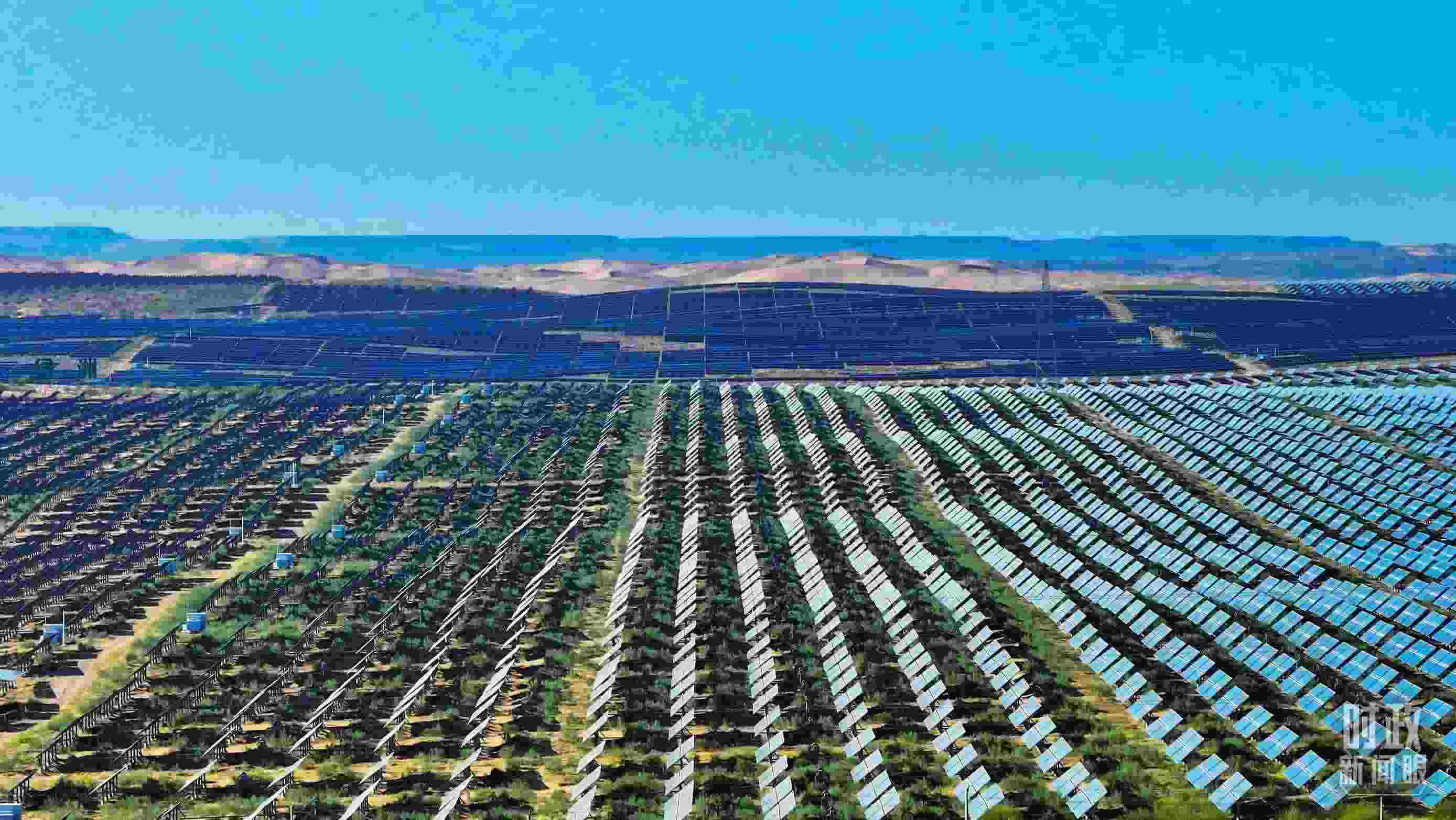 △內(nèi)蒙古鄂爾多斯，庫(kù)布其沙漠新能源基地。（圖/視覺(jué)中國(guó)）