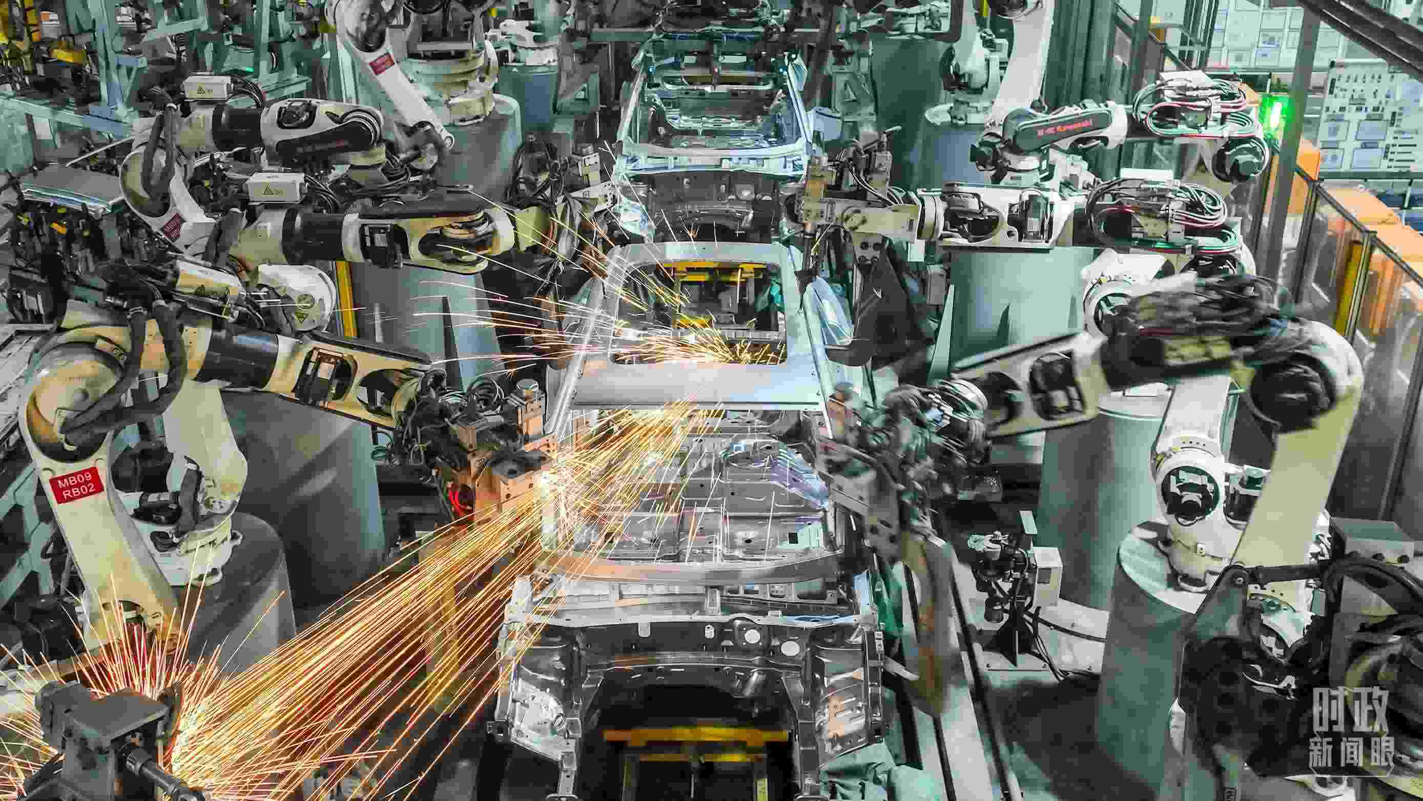  △2024年4月，重慶兩江新區(qū)的一家汽車制造企業(yè)，生產(chǎn)一派繁忙。（圖/視覺(jué)中國(guó)）