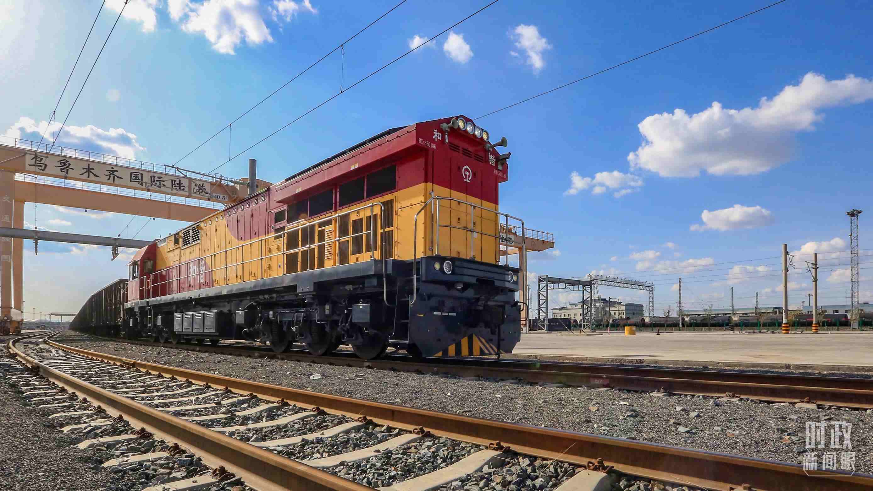 △2024年4月，烏魯木齊國(guó)際陸港區(qū)中歐班列“天山號(hào)”暢行絲路。（圖/視覺(jué)中國(guó)）