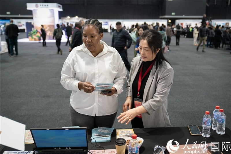 中企工作人員和當(dāng)?shù)厍舐氄呓徽?。希拉茲攝