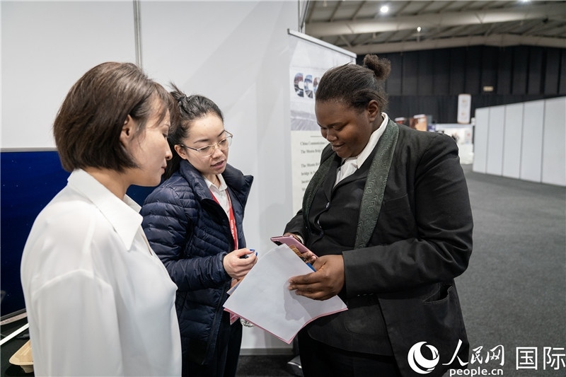 中企工作人員和當(dāng)?shù)厍舐氄呓徽?。希拉茲攝