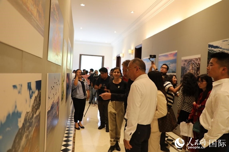 參觀者在圖片展活動(dòng)現(xiàn)場(chǎng)。拍攝者為墨西哥分社外籍雇員埃內(nèi)斯托·多明戈斯