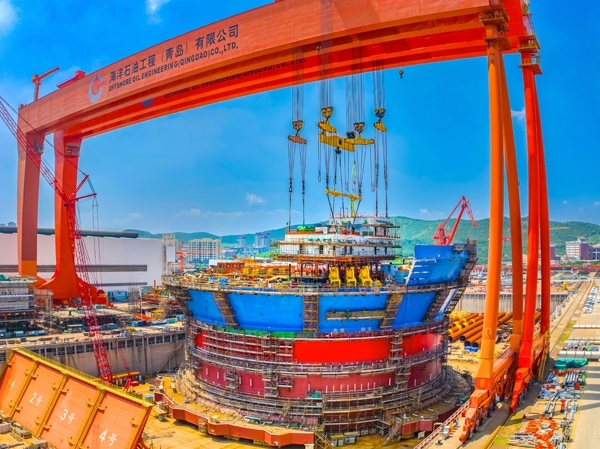 “?？惶枴蓖ㄟ^雙龍門吊進行總裝。侯憲鵬攝