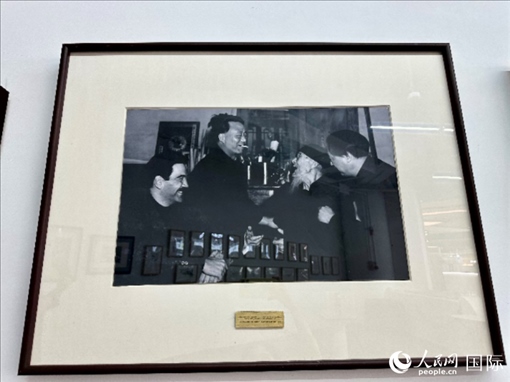 萬徒勒里（左一）與艾青、蕭三、齊白石的老照片。人民網(wǎng)記者 周雨攝