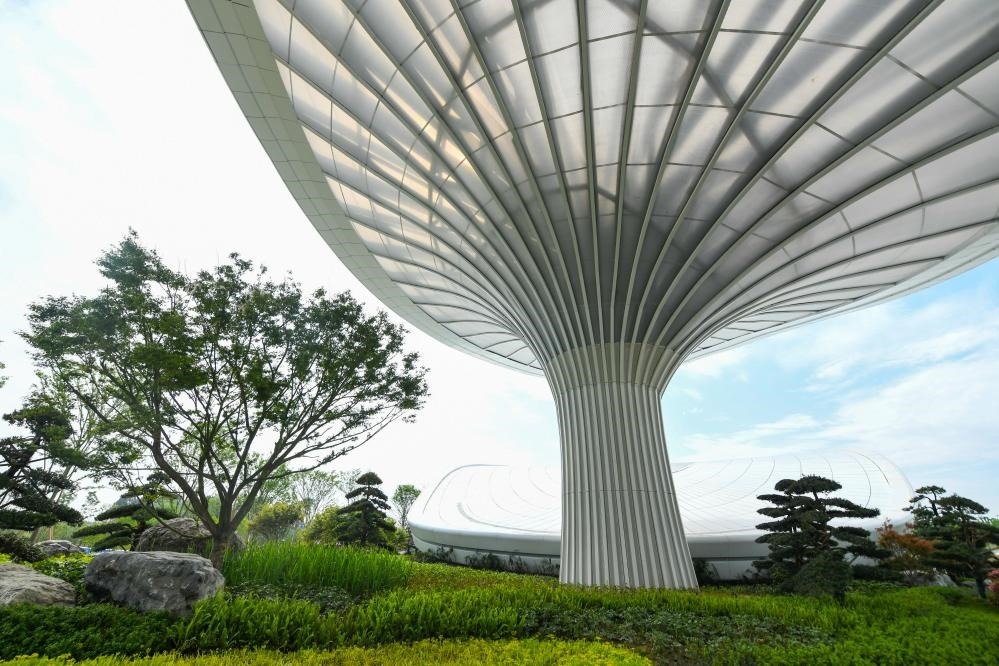 這是2024年4月22日拍攝的成都世園會主會場入口處的“芙蓉花”底部，它兼具收集雨水、循環(huán)利用的功能。新華社記者 王曦 攝