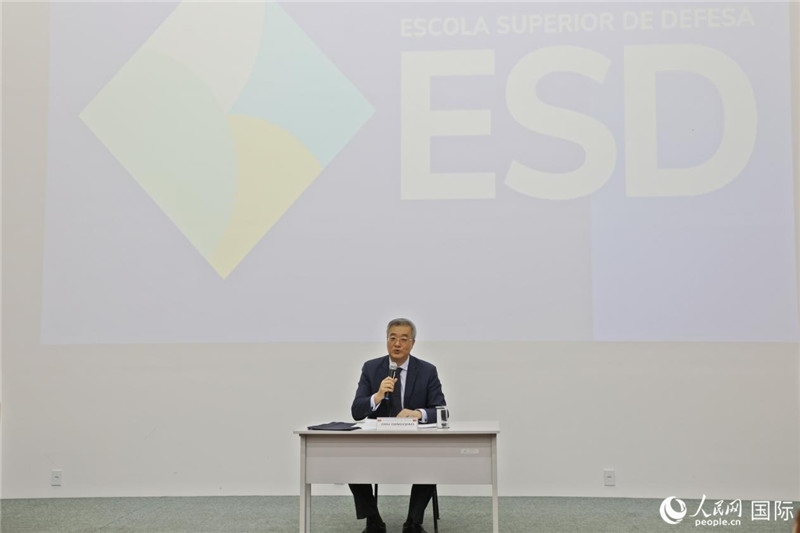 當(dāng)?shù)貢r間4月23日，中國駐巴西大使祝青橋應(yīng)邀在巴西高等防務(wù)學(xué)院作專題講座，全面介紹中國外交和國防政策、經(jīng)濟(jì)形勢及中巴關(guān)系前景。 人民網(wǎng)記者 陳一鳴攝