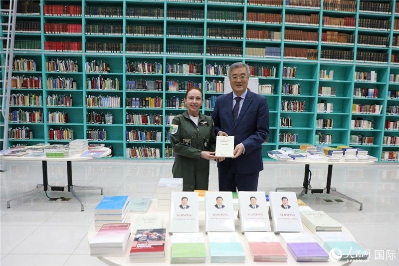 授課后，中國駐巴西大使祝青橋向巴西高等防務(wù)學(xué)院圖書館捐贈了150本書籍。圖為祝青橋和巴西高等防務(wù)學(xué)院院長卡拉·利里奧·馬丁斯在圖書捐贈儀式上。 人民網(wǎng)記者 陳一鳴攝