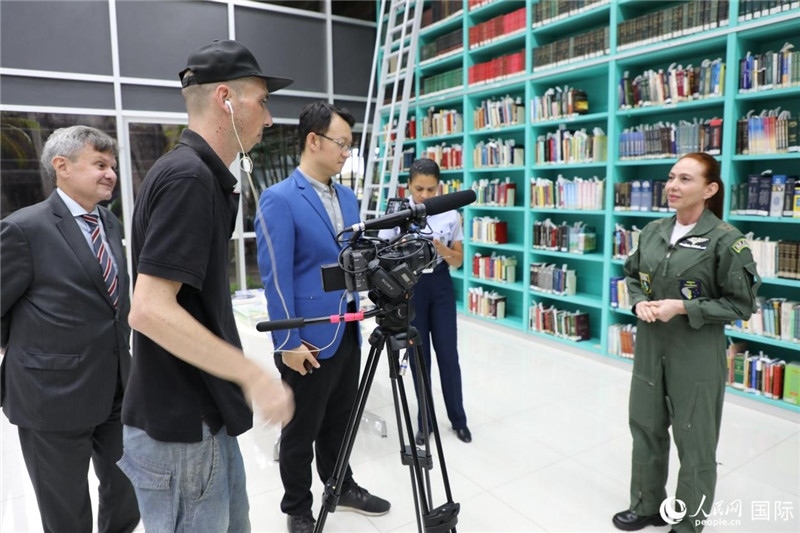 巴西高等防務(wù)學(xué)院院長卡拉·利里奧·馬丁斯接受了人民網(wǎng)的視頻采訪。 人民網(wǎng)記者 陳一鳴攝