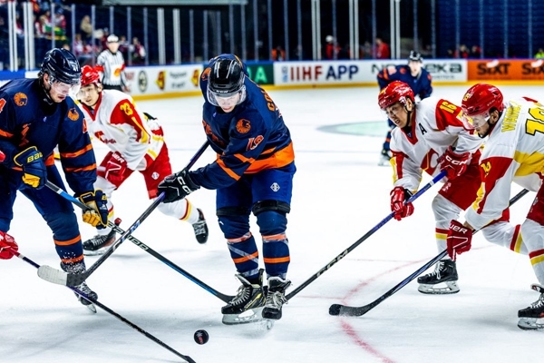 雙方球員爭搶。圖片來源：國際冰聯(lián)