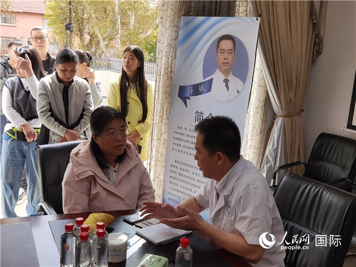 中醫(yī)專家為當(dāng)?shù)厝A僑華人提供中醫(yī)咨詢和診療服務(wù)。 （本報(bào)記者 楊謳 攝）