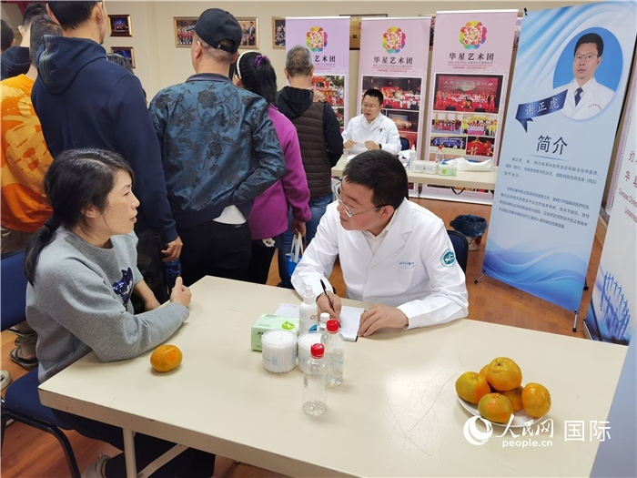 中醫(yī)專家為當(dāng)?shù)厝A僑華人提供中醫(yī)咨詢和診療服務(wù)。 （本報(bào)記者 楊謳 攝）