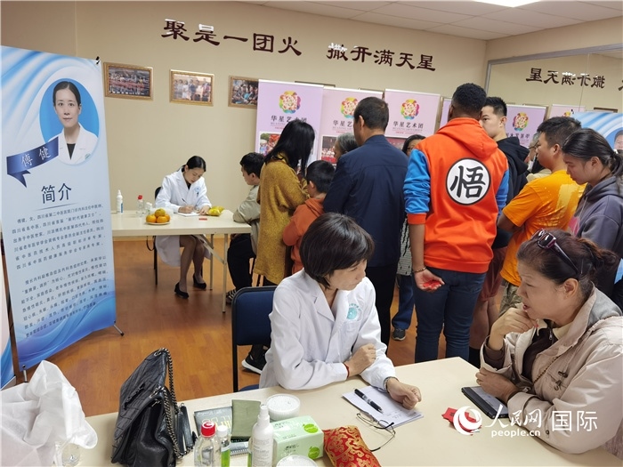 中醫(yī)專家為當(dāng)?shù)厝A僑華人提供中醫(yī)咨詢和診療服務(wù)。 （本報(bào)記者 楊謳 攝）