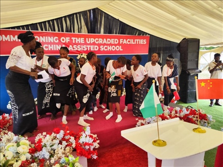 師生們載歌載舞。駐尼日利亞使館供圖