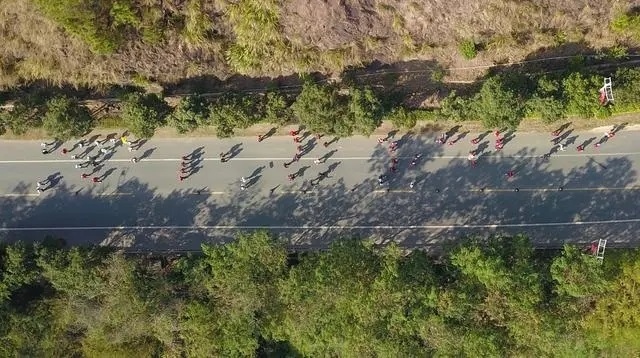 1月6日，健身愛(ài)好者在徒步活動(dòng)中（無(wú)人機(jī)照片）。新華社記者 黃國(guó)保攝