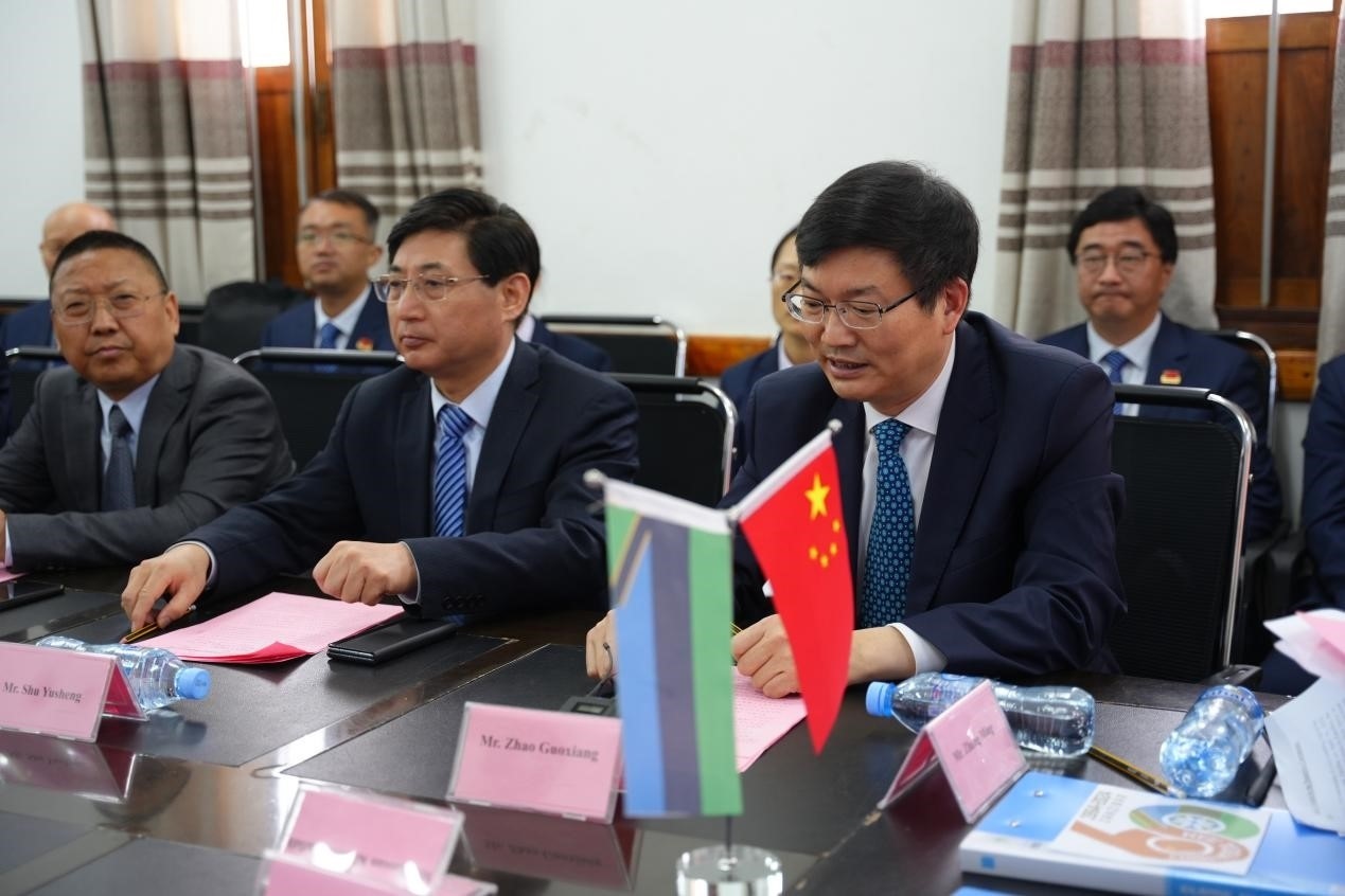 揚(yáng)州市衛(wèi)健委黨委書記趙國祥在衛(wèi)生部捐贈(zèng)儀式上發(fā)言。中國援桑醫(yī)療隊(duì)供圖