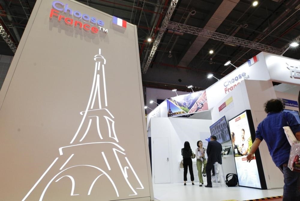 2019年11月5日，第二屆中國(guó)國(guó)際進(jìn)口博覽會(huì)在上海國(guó)家會(huì)展中心開(kāi)幕。這是參觀者走過(guò)法國(guó)國(guó)家館。新華社記者 張玉薇 攝