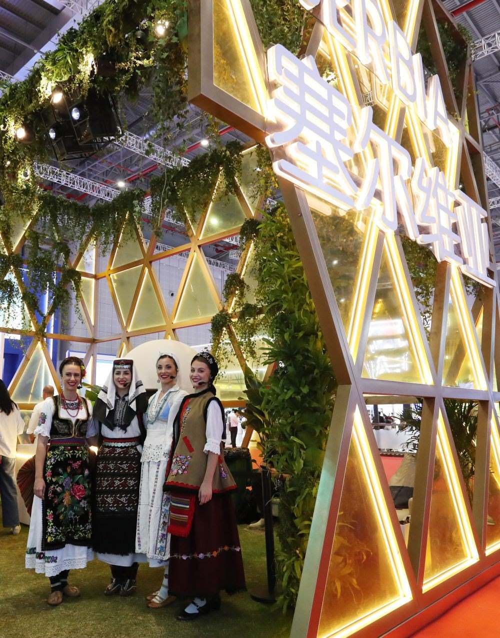 2023年11月6日，身著傳統(tǒng)服飾的演職人員在上海進(jìn)博會(huì)國(guó)家展塞爾維亞展臺(tái)迎接參觀者。第六屆進(jìn)博會(huì)國(guó)家展全面恢復(fù)線(xiàn)下舉辦，洪都拉斯、塞爾維亞、越南、南非、哈薩克斯坦作為本屆進(jìn)博會(huì)主賓國(guó)在國(guó)家展亮相。新華社記者 方喆 攝