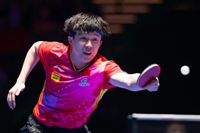 2024年4月15日，王楚欽在澳門世界杯比賽中回球。新華社記者 張金加攝