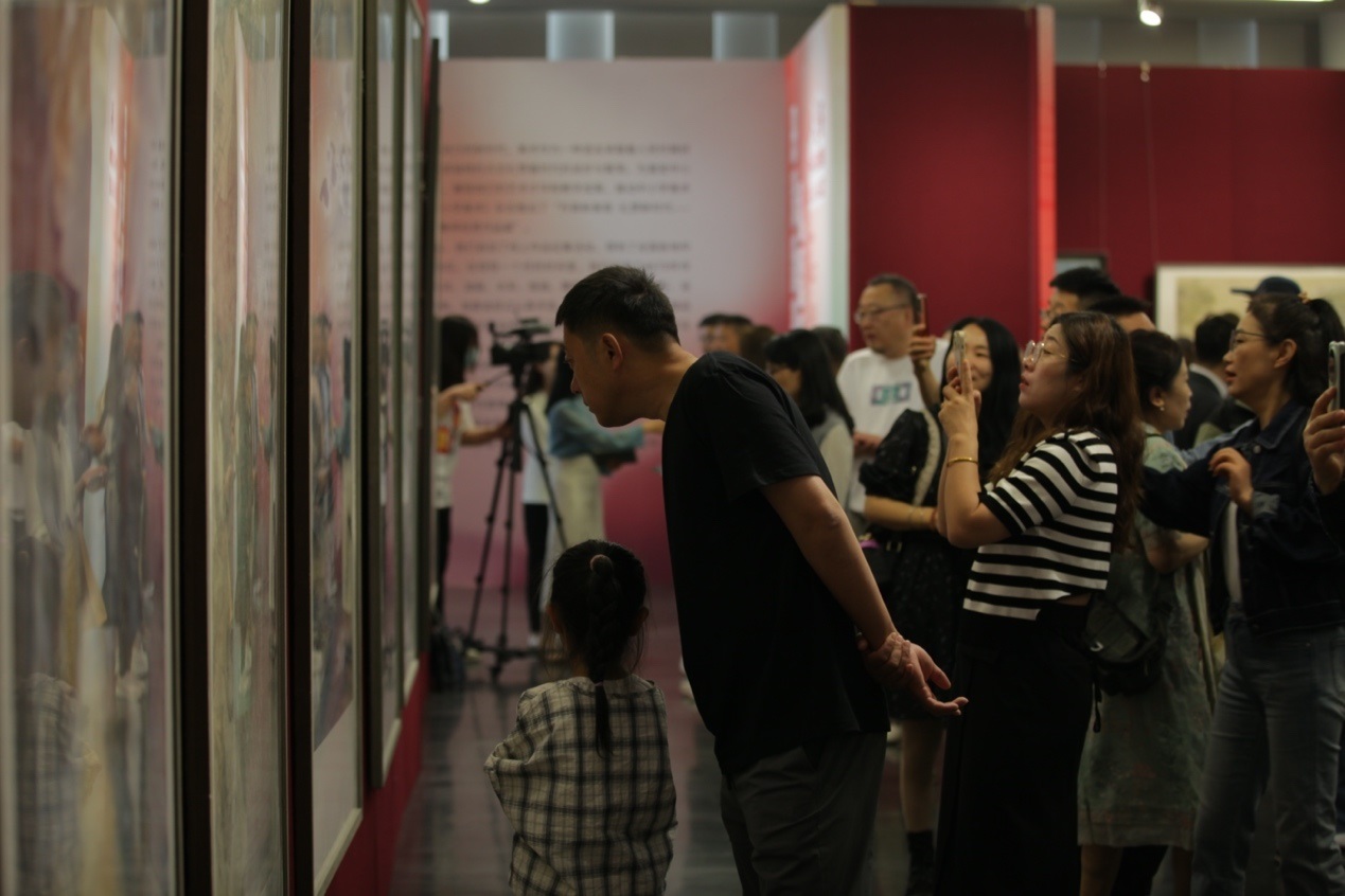 嘉賓及教研員、教師代表參觀展覽。主辦方供圖