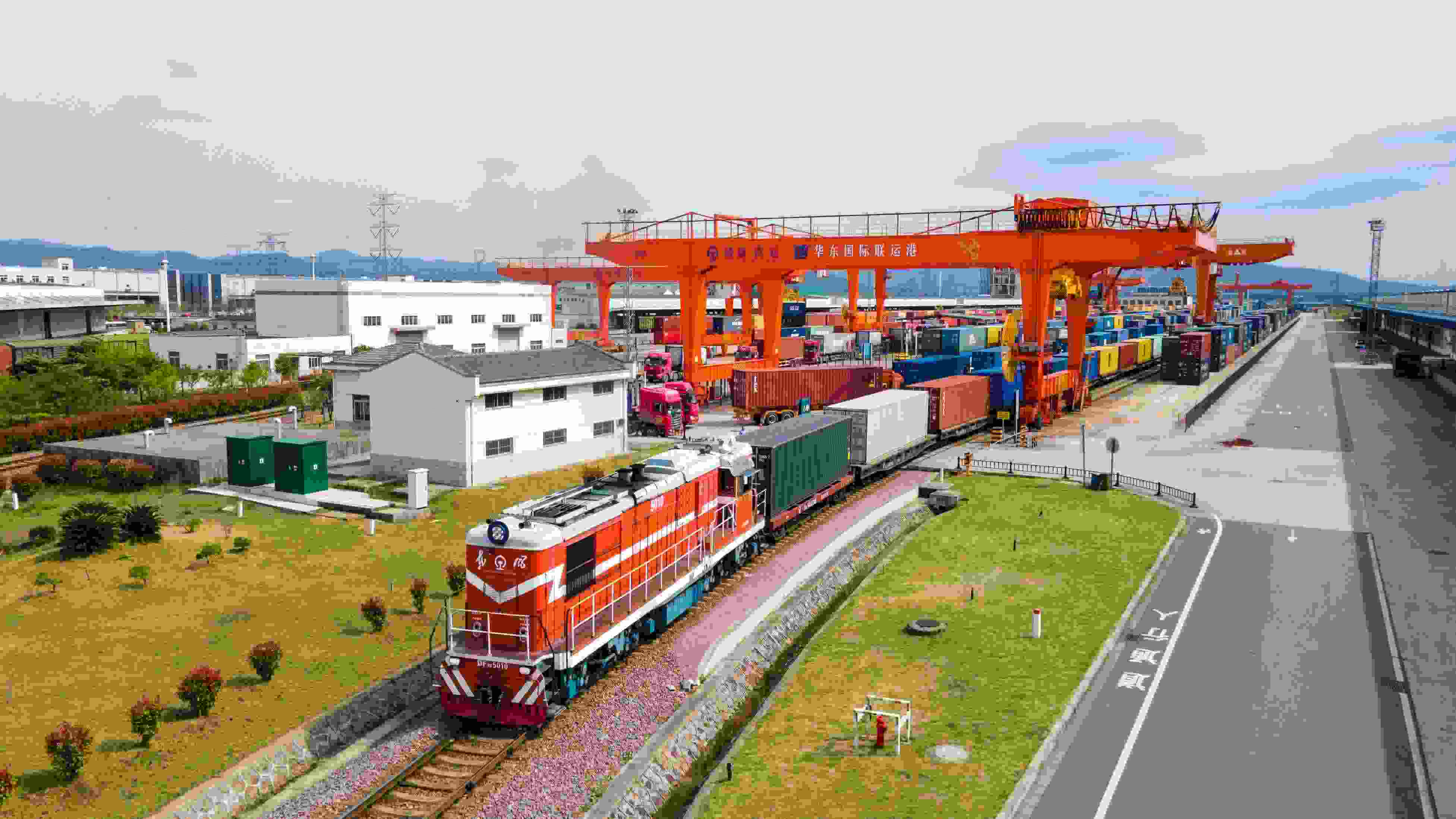 △2024年4月1日，浙江省金華華東國際聯(lián)運港，一列中歐班列裝載110個標箱日用百貨、電動工具、機械裝備等貨物從鐵路金華南貨場啟程駛往匈牙利布達佩斯。