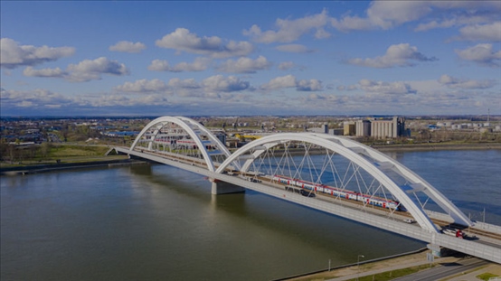 △2024年3月12日，一列火車運行在匈塞鐵路塞爾維亞境內貝諾段諾維薩德多瑙河大橋上。