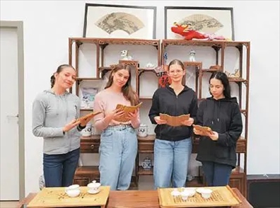 匈中雙語學校的學生胡靈月(左一)、宋智孝(右二)學習中國茶文化。