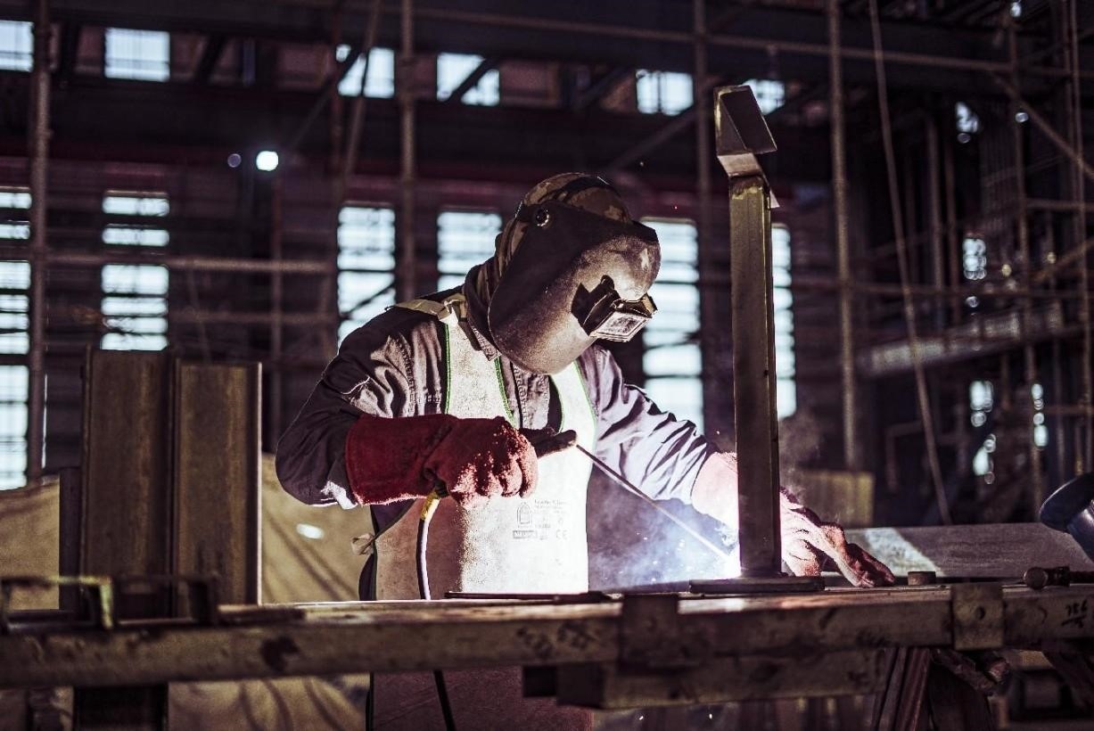 工人在沙特國王港項目現(xiàn)場進(jìn)行焊接操作。山東電建供圖