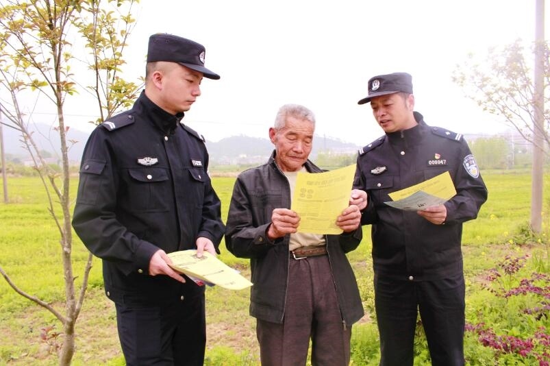 向村民宣傳反詐知識。