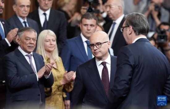  5月2日，在塞爾維亞貝爾格萊德，新一任政府總理武切維奇（中）出席就職儀式。新華社發(fā)（普雷德拉格·米洛薩夫列維奇攝）