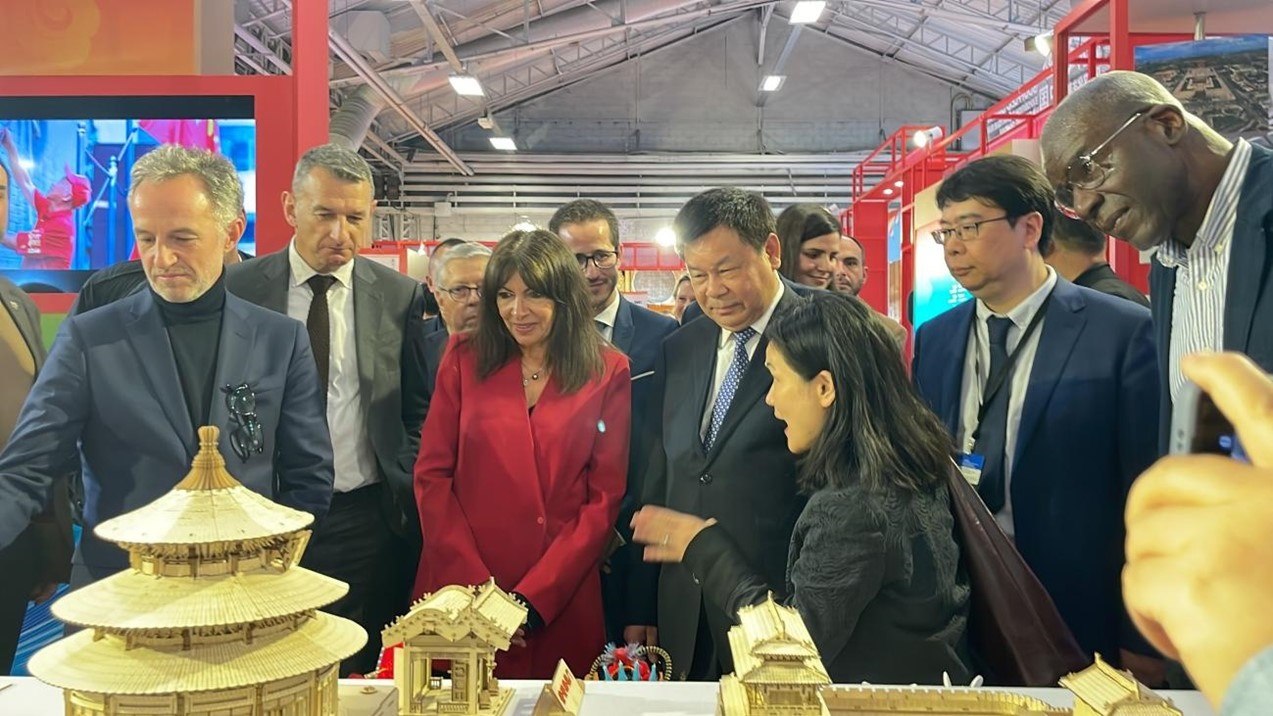 巴黎市市長安妮·伊達(dá)爾戈參觀展覽。主辦方供圖