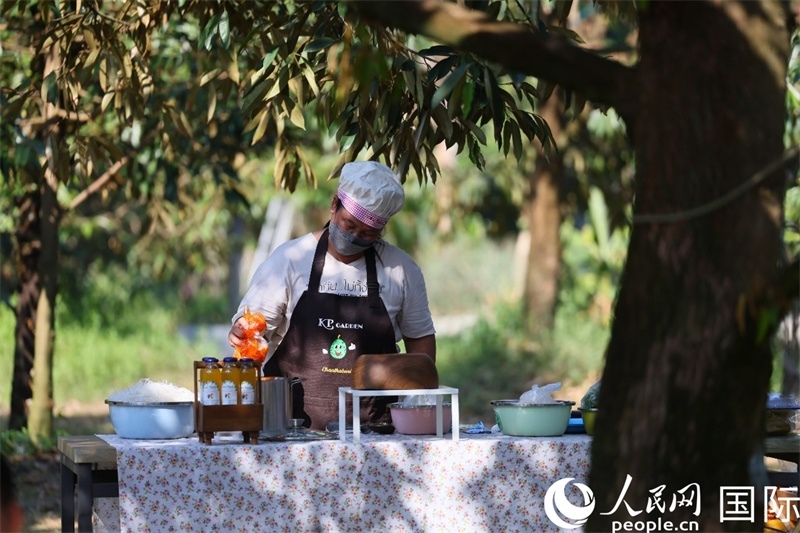 工作人員正在準(zhǔn)備特色果汁。人民網(wǎng)記者 白元琪攝