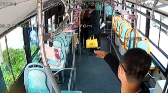 公交車上他一聲大吼！魏杰，好樣的！