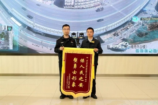 公交車上他一聲大吼！魏杰，好樣的！