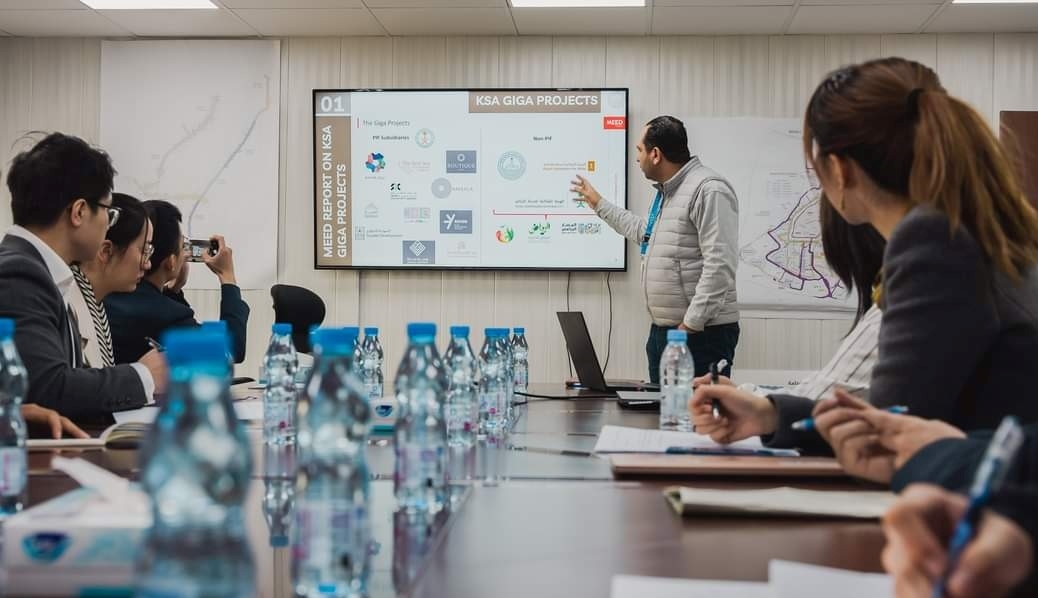 德亞（右三）在和員工開會。中建中東沙特分公司供圖