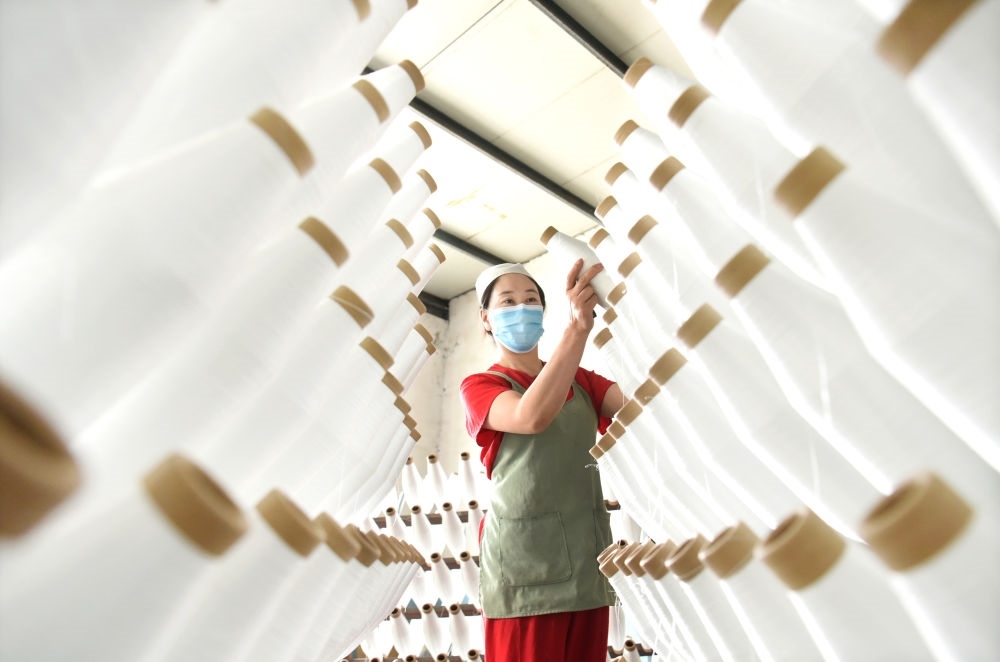 2024年5月1日，工人在山東省淄博市沂源縣悅莊工業(yè)園一玻纖企業(yè)整理加工的產(chǎn)品。新華社發(fā)（趙東山攝）