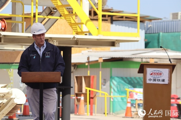 智利交通與電信部部長(zhǎng)胡安·卡洛斯·穆尼奧斯在儀式上為盾構(gòu)機(jī)進(jìn)行命名，并宣布盾構(gòu)始發(fā)。陳露明攝