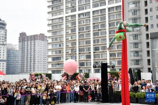 5月7日，演員在長沙國金中心表演木偶劇。新華社記者 陳振海 攝