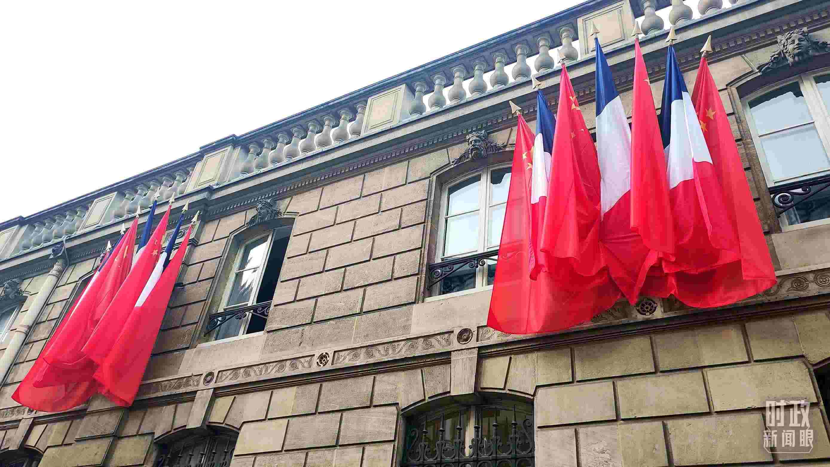 △中法歐領(lǐng)導(dǎo)人三方會(huì)晤地點(diǎn)——愛(ài)麗舍宮懸掛中法兩國(guó)國(guó)旗。（總臺(tái)央視記者劉琦拍攝）