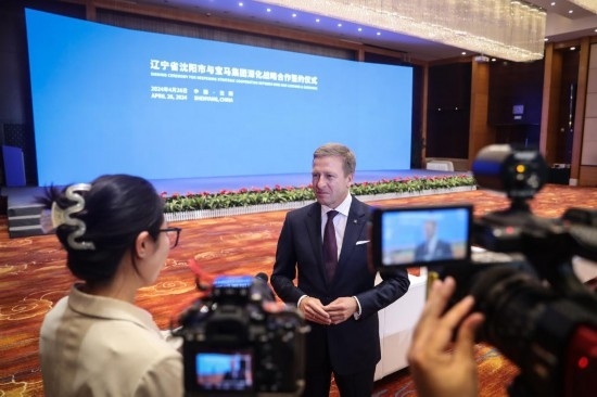 4月26日，寶馬集團(tuán)董事長(zhǎng)齊普策接受采訪。新華社記者 潘昱龍 攝