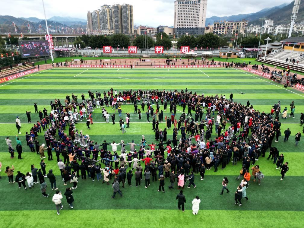 比賽結(jié)束后，兩隊(duì)隊(duì)員、親友團(tuán)和大批觀眾手拉手跳起侗族舞蹈。新華社發(fā)（王炳真攝）