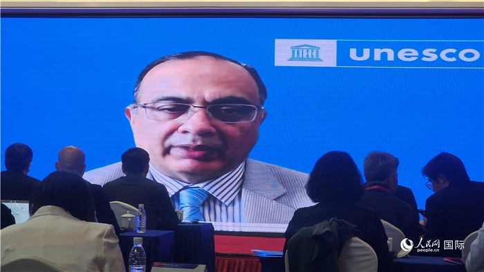聯(lián)合國(guó)教科文組織駐華代表處代表夏澤翰通過視頻致辭。人民網(wǎng)記者 萬宇攝