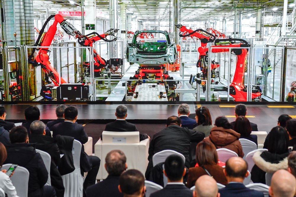 2024年1月26日，奧迪一汽新能源汽車有限公司預(yù)批量生產(chǎn)正式啟動(dòng)，嘉賓觀看奧迪一汽新能源汽車有限公司生產(chǎn)車間的宣傳短片。新華社記者 許暢 攝